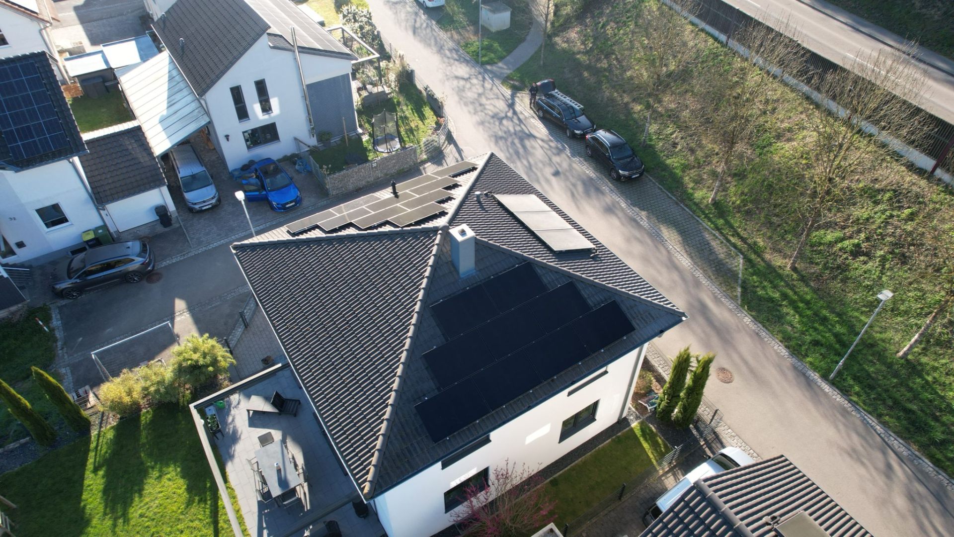 Moderne PV-Anlage auf Walmdach – Beispielprojekt aus der Region