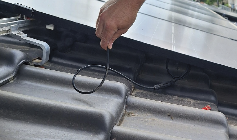 Kabel liegen ungeschützt auf der Dachhaut