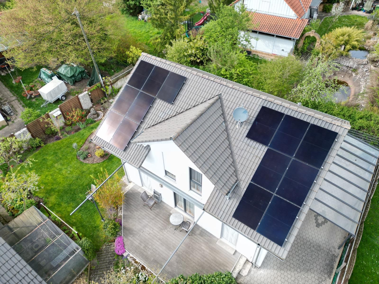Sauber montierte Photovoltaikanlage auf Satteldach mit Gaube