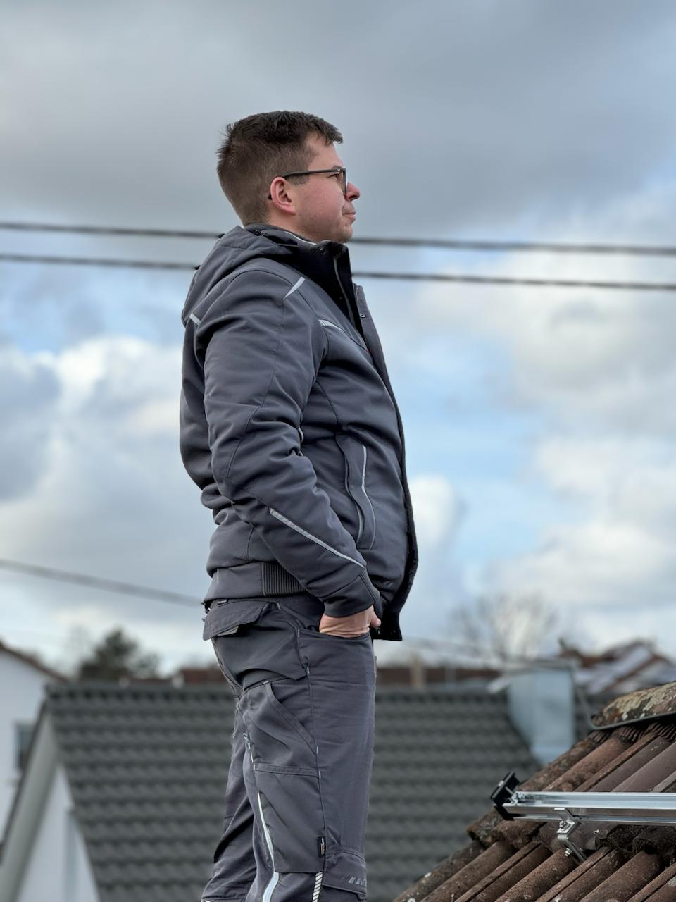 Michael Frey bei der Begehung einer Photovoltaik-Dachanlage